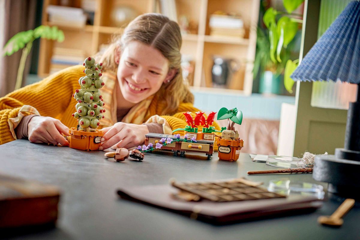 LEGO 76474 - Harry Potter™, Urtologiplanter på Galtvort